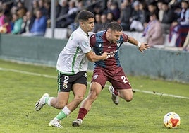 Argos, del Rayo, trata de robar el balón a un jugador de la Gimnástica Segoviana