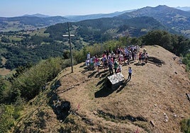 La última concentración festiva en torno a la Cruz monumental del monte Castillo de Puente Viesgo.