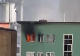 Imagen del incendio que se ha producido este domingo en un piso de Candina, en Santander.