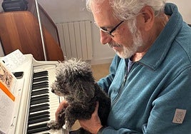 Juan Manuel Serradilla, con su perrita, en su casa de El Astillero.