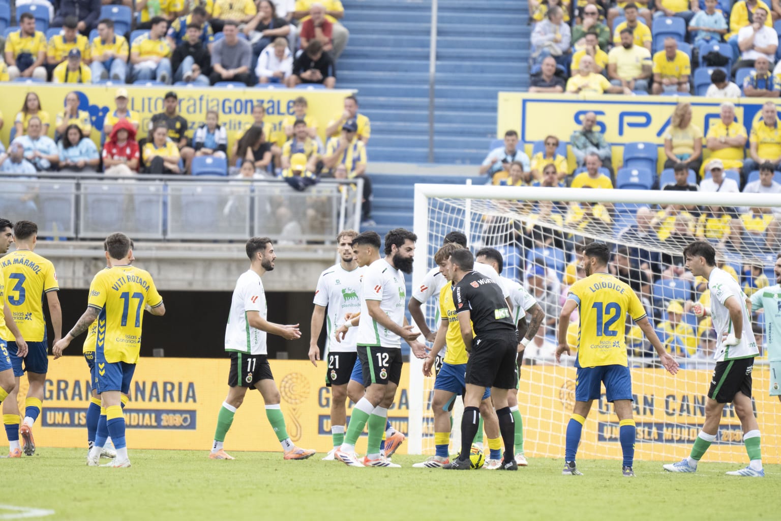 Villalibre conversa con el árbitro.