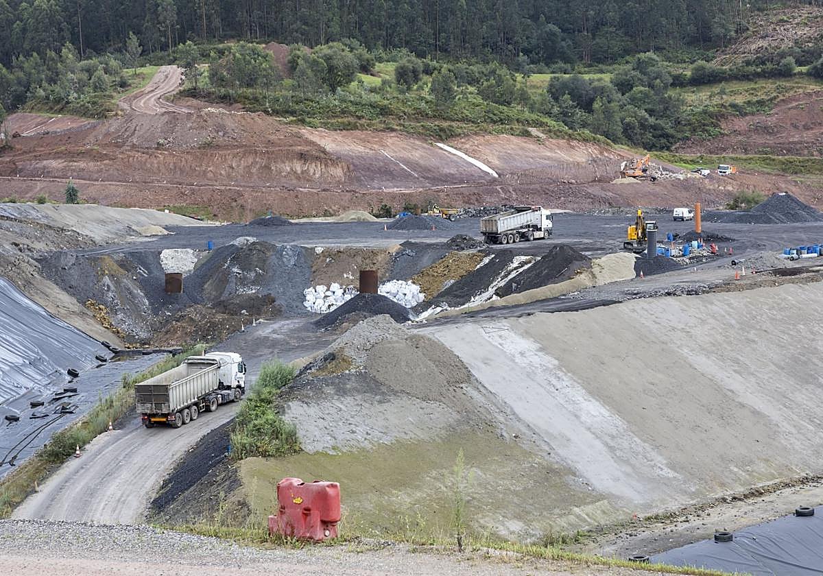 Las obras para acondicionar el espacio para el amianto ya han comenzado en el vertedero de Carceña.