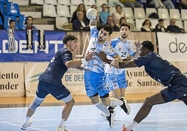 Fede Saud Sulak busca un disparo a puerta.