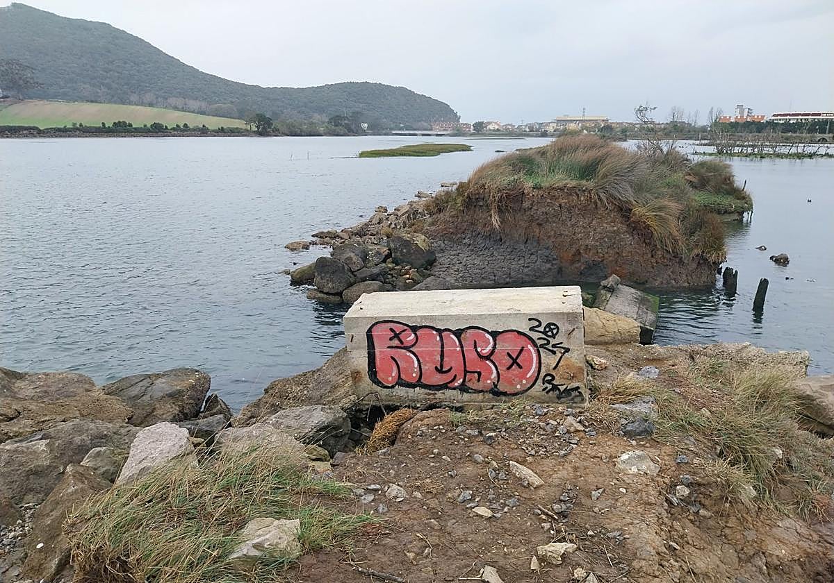 La escollera ya no puede recorrerse en su totalidad, lo que genera protestas de los paseantes.