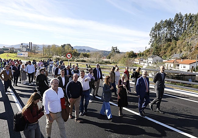 Buruaga recorre la carretera a pie junto al consejero de Fomento, Roberto Media; la alcaldesa de Santillana del Mar, Sara Izquierdo; y el alcalde de Torrelavega, Javier López Estrada.
