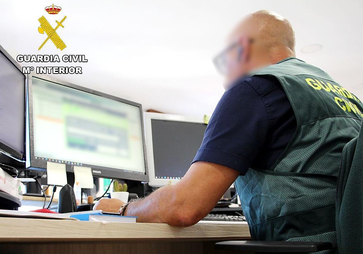 Un componente del Equipo @ Cantabria de la Guardia Civil durante su trabajo de investigación.