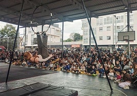 Un joven realiza acrobacias frente al numeroso público que acudió al Festival Ciudad de Circo en la plaza de La Llama en septiembre.