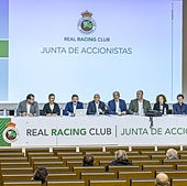 Manolo Higuera y Sebastian Ceria, en el centro, presiden la Junta General de Accionistas de 2024.