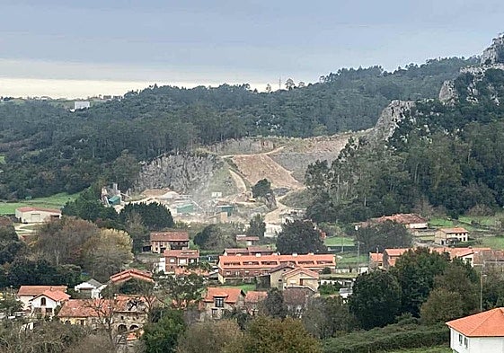 El juzgado desestima la imputación del alcalde de Piélagos por no precintar la cantera Laherrán