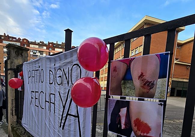 Los padres denuncian que el deterioro del suelo provoca graves daños en los alumnos cuando se caen