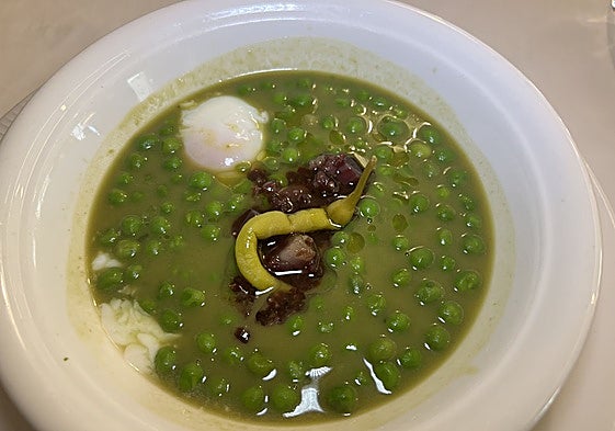 Guisantes en su salsa con jamón ibérico y huevo.