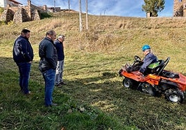 Alcalde y concejales comprobando el funcionamiento de la nueva desbrozadora.