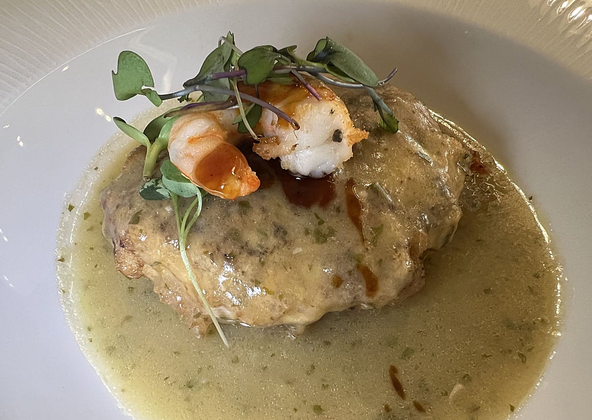 Imagen secundaria 1 - Guisantes en su salsa con jamón ibérico y huevo, ensalada de cecina y rulo de queso de cabra a la plancha, merluza rellena de setas y langostinos en salsa verde y zancarrón de ternera en su jugo y panaché de verduras.