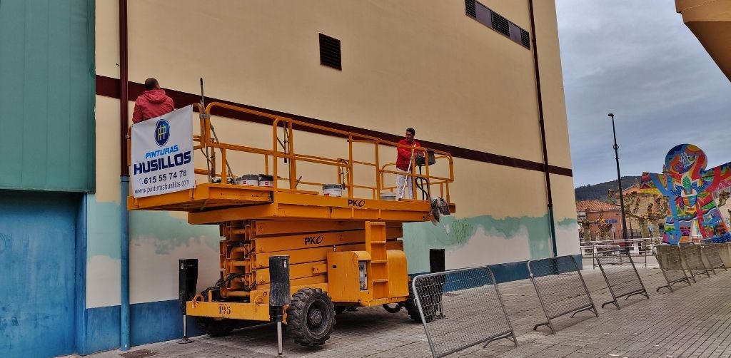 Tras el mural, ahora se está repintando el resto del edificio en un color arena.
