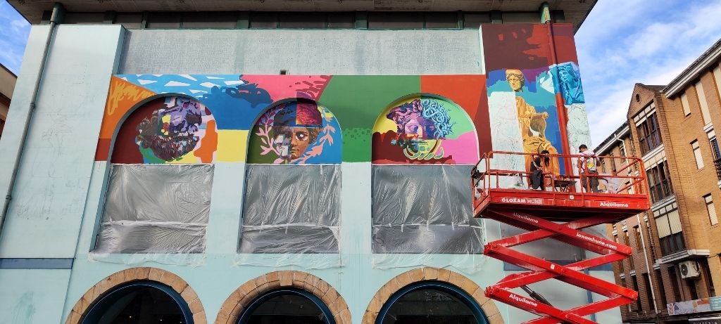 Tras los arcos centrales, los artistas comenzaron a dibujar y dar color a los laterales.