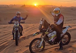 Ricardo Lastra, a la derecha, con su compañero cántabro, Luismi Muñoz, con el dorsal 133