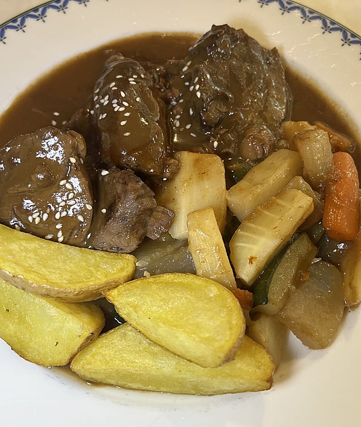 Imagen secundaria 2 - Guisantes en su salsa con jamón ibérico y huevo, ensalada de cecina y rulo de queso de cabra a la plancha, merluza rellena de setas y langostinos en salsa verde y zancarrón de ternera en su jugo y panaché de verduras.