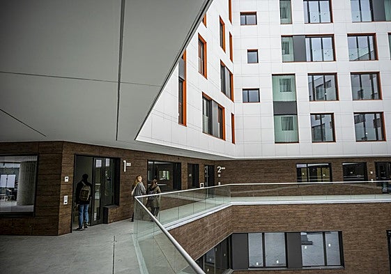 Los propietarios de las VPO de la calle Alta, en Santander, visitan los inmuebles el día de la entrega, en abril de 2023.