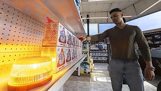 Adrián González, empleado de Spor Auto, enseña las nuevas balizas