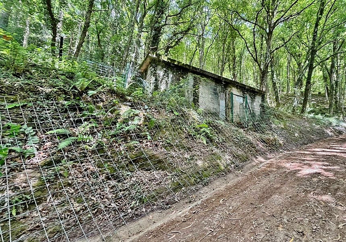 Una de las actuaciones ha sido mejorar los accesos y entornos de depósitos en muy mal estado.