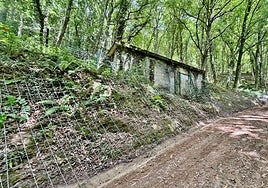 Una de las actuaciones ha sido mejorar los accesos y entornos de depósitos en muy mal estado.