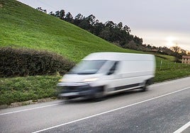 Un vehículo circulando por la carretera de Villaescusa.