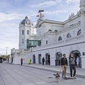 Una pareja pasea con su perro junto al Casino de El Sardinero, en la Plaza de Italia.