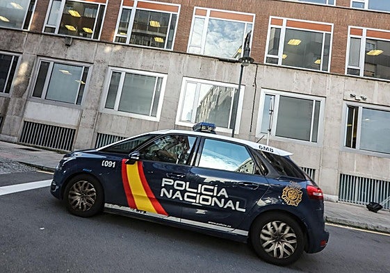 Un coche patrulla de la Policía Nacional frente a los juzgados de Avilés.