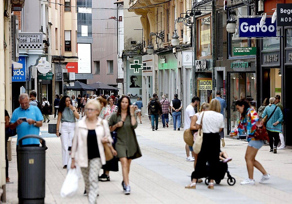 Vecinos caminan por la calle Serafín Escalante de Torrelavega, una de las vías con mayor presencia de comercios en la ciudad.