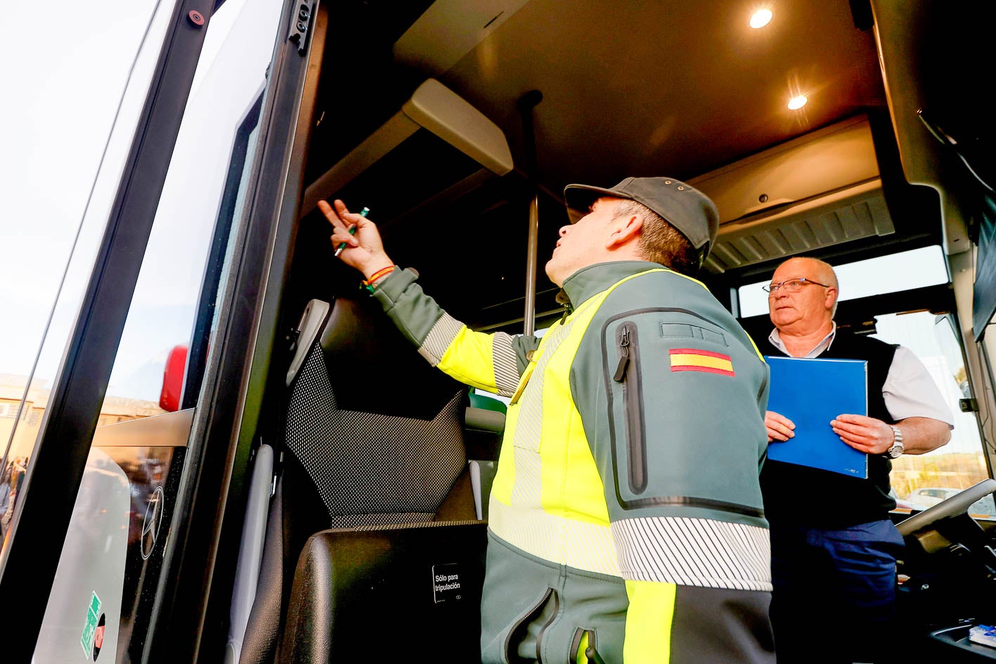 Las puertas del autocar deben funcionar correctamente. 