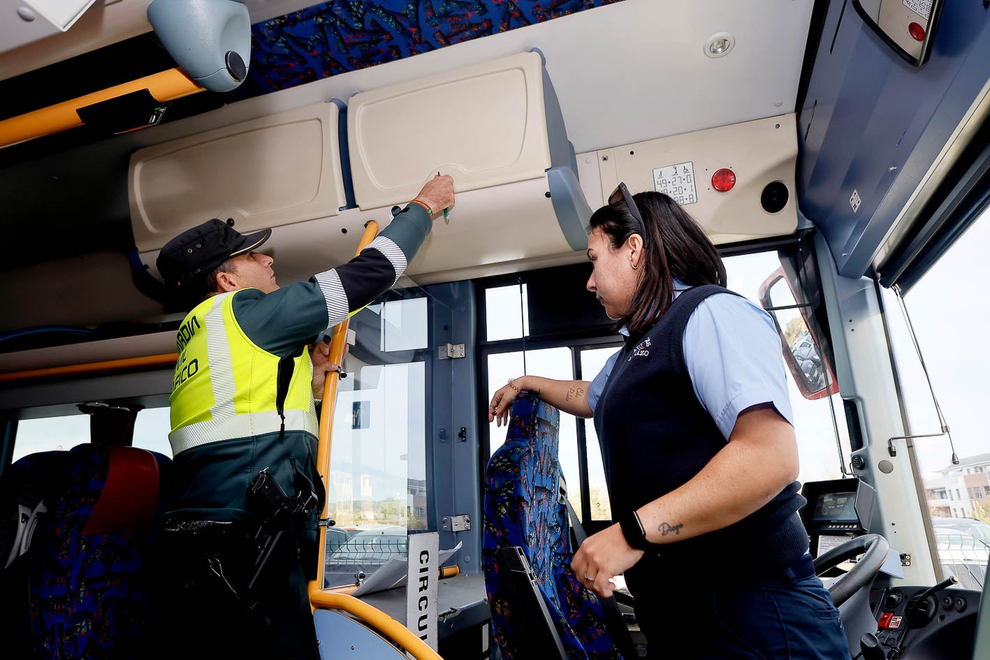 Todos los compartimentos y servicios del autobús deben funcionar bien. 