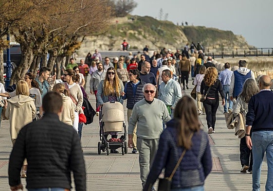 Vecinos y visitantes pasean por El Sardinero