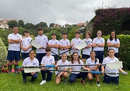 Algunos de los jóvenes integrantes del Club de Remo Barquereño y sus monitores.