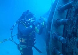 Un buzo profesional durante el proceso de instalación de una tubería subacuática.
