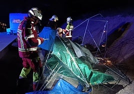 Los bomberos del Gobierno de Cantabria retiran un invernadero tirado por el viento en Penilla (Villafufre).