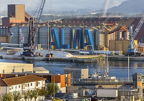 Grúas en el Puerto de Santander.
