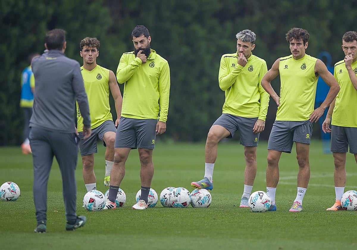 De izquierda a derecha, Villalibre, Arana, Sangalli e ÍñigoVicente, durante un entrenamiento