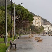 Papeleras en el paseo marítimo de Santoña.