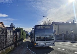 Autobús de la línea S1 a su paso por Muriedas.