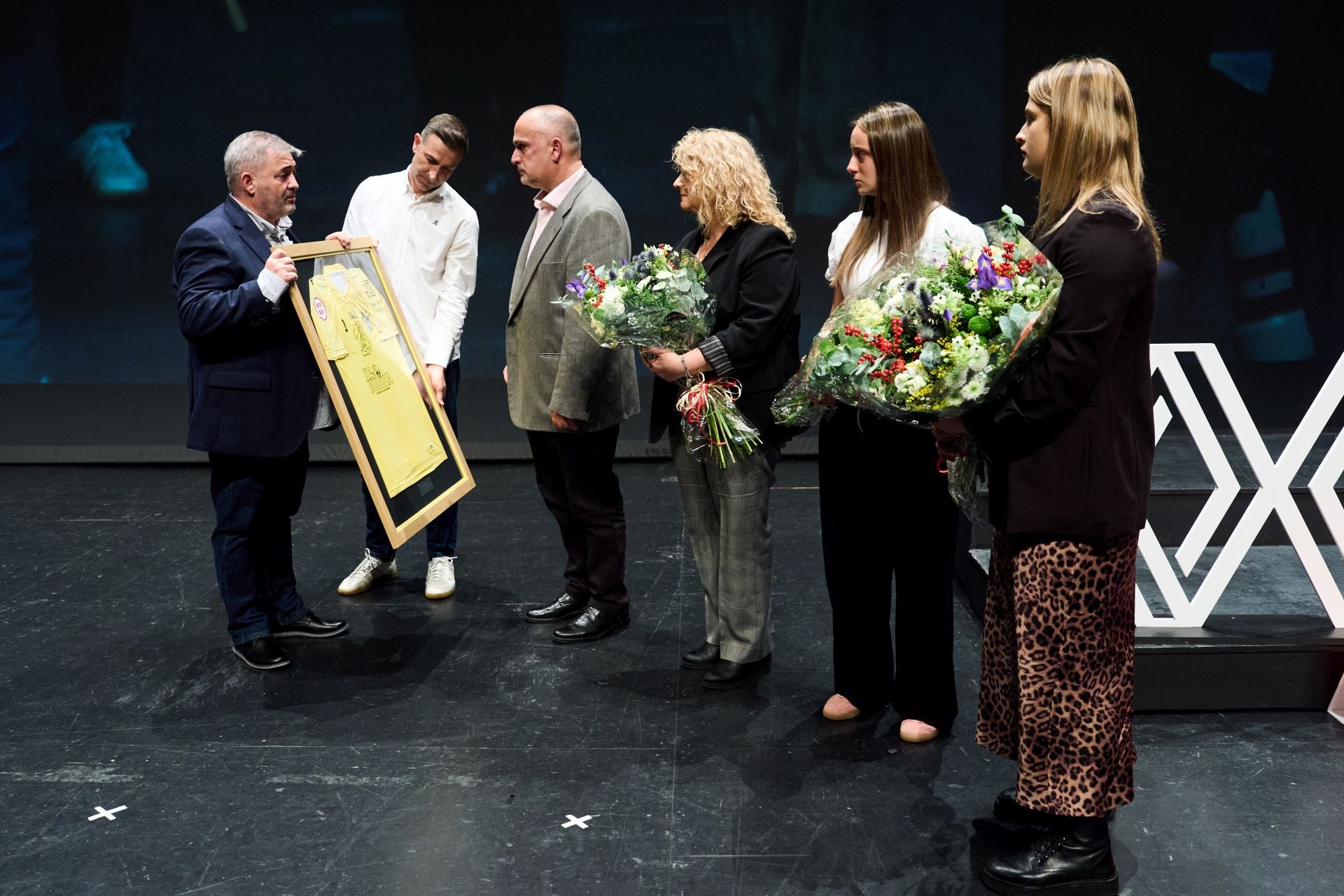 Allegados a Raúl Ramírez reciben del presidente de la Federación, José Ángel Peláez, varios ramos de flores y una camiseta como homenaje 