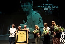 La Gala del Fútbol Cántabro homenajeó al portero del Colindres, Raúl Ramírez, fallecido este año.