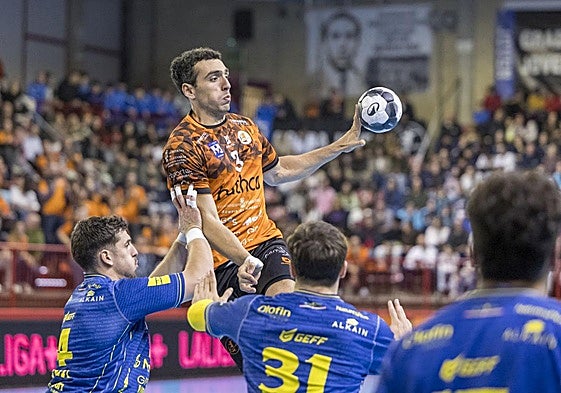 Andrés Moyano, lateral del Bathco, durante el partido ante Bidasoa.