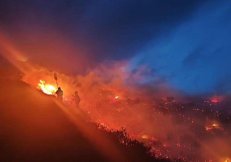 Labores de extinción, anoche, en Peña Sagra.