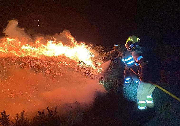 Las cuadrillas controlan el fuego en la madrugada en Proaño.