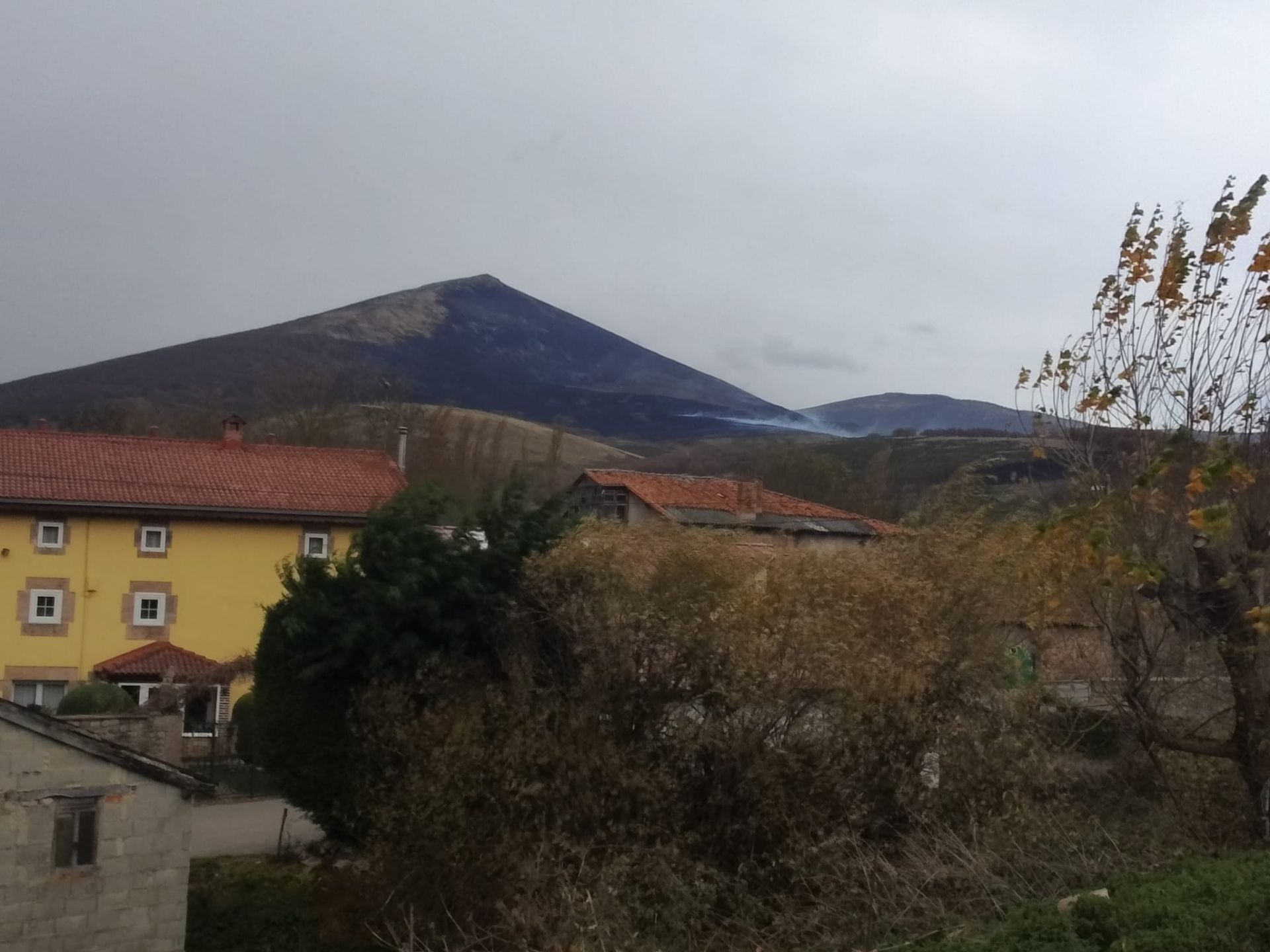 Esta mañana la lluvia ha ayudado en la extinción del incendio de Proaño (Hermandad de Campoo de Suso) y apenas era visible la humareda en el monte