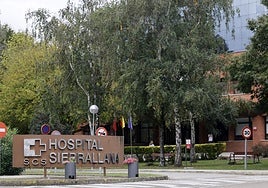 Exterior del Hospital Sierrallana, donde se sucedieron las coacciones durante años del grupo condenado sobre sus compañeros.