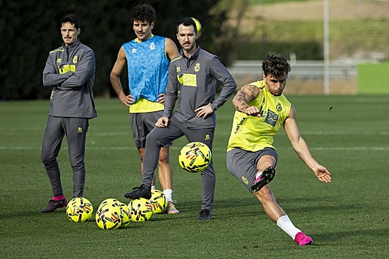 Yeray dio un recital en los lanzamientos de falta tras la sesión de ayer en La Albericia.
