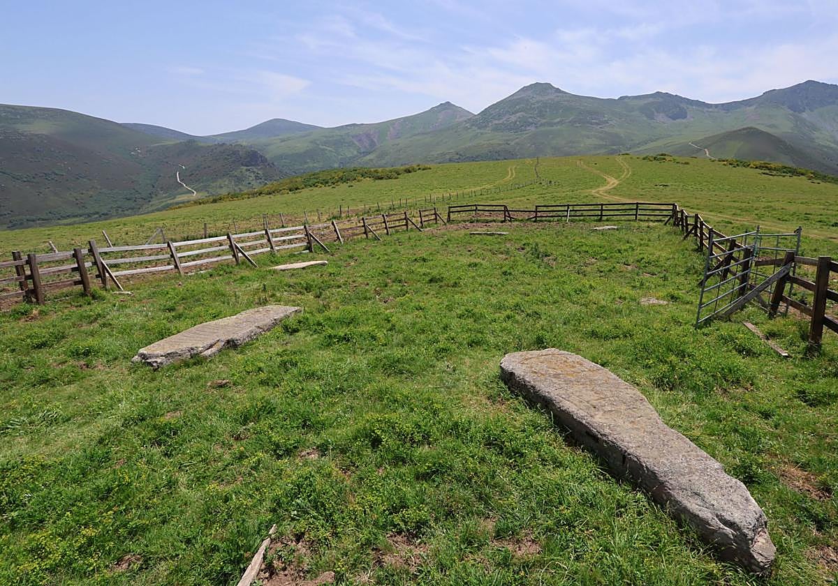 Campa del Collado de Sejos con los menhires en el Parque Natural Saja-Besaya