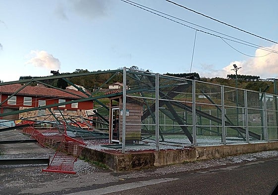 Estado en el que ha quedado la instalación de padel en Herrerías.