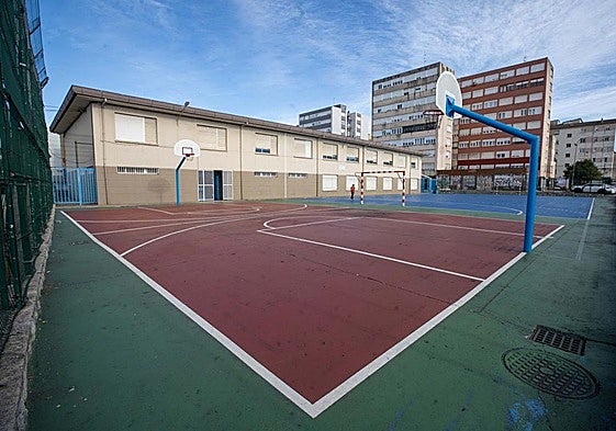 Así está actualmente el patio deportivo del colegio de Muriedas en el que se intervendrá.